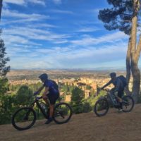 Ciclistas y Granada de fondo